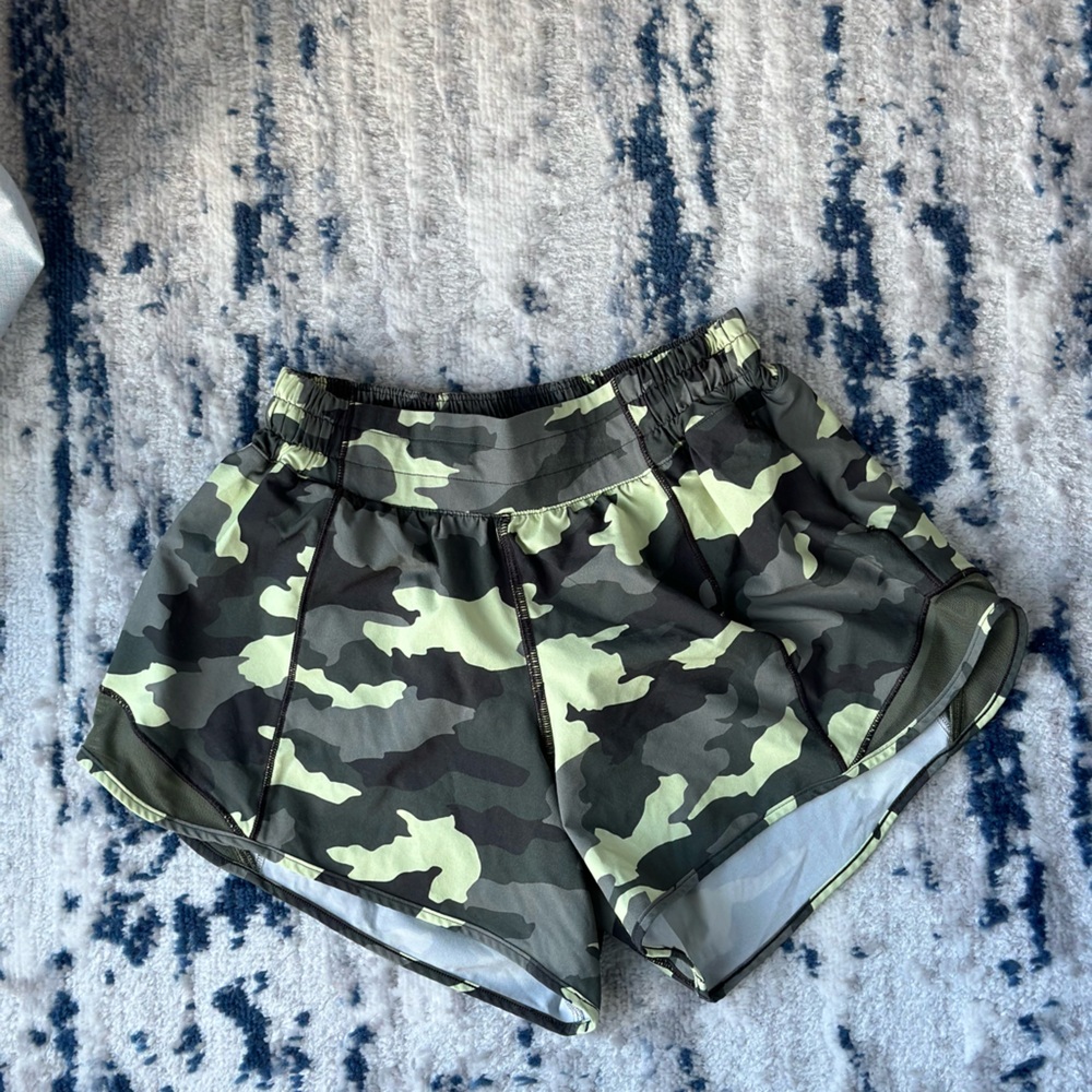 Lululemon Hotty Hot Low Rise Short 4" - Picture 2 of 4